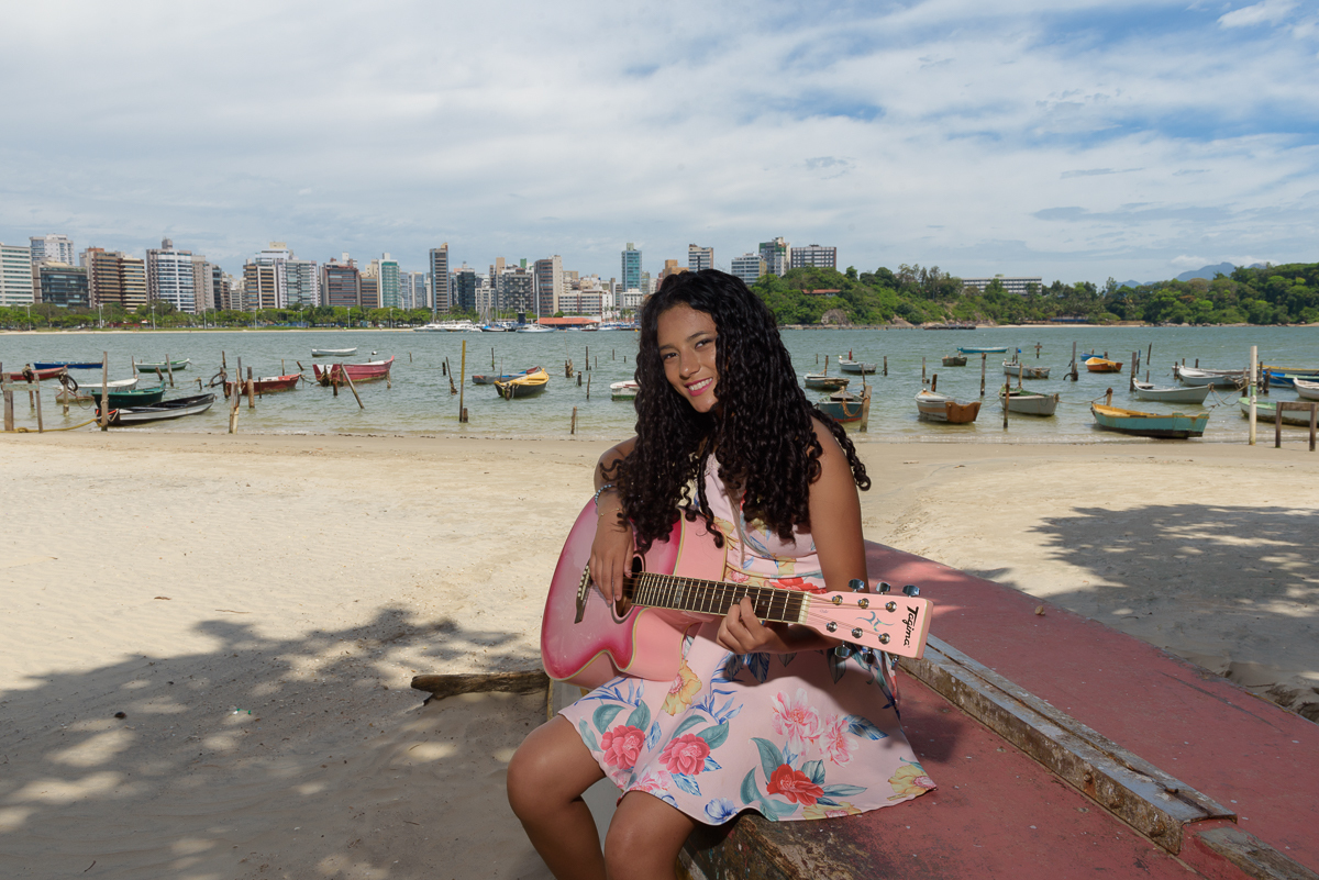 tocando violão na praia