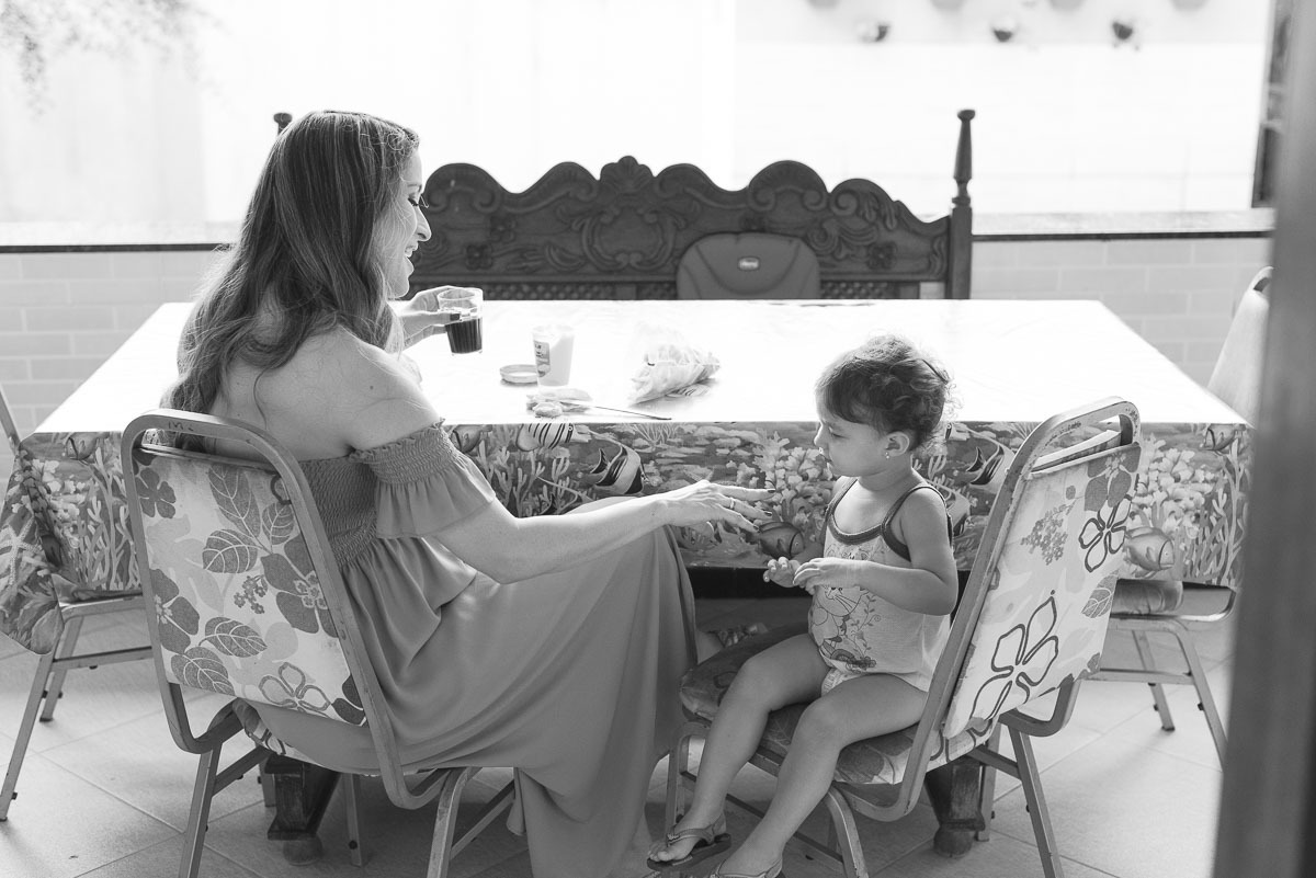 madrinha tomando café da manhã com sua afilhada