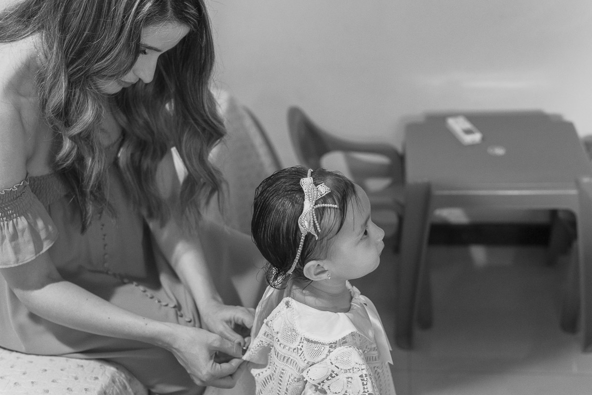 madrinha vestindo sua afilhada