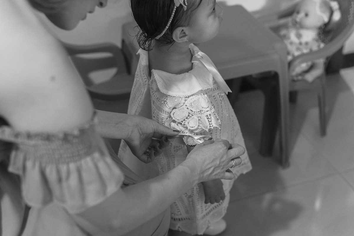 madrinha amarrando o laço