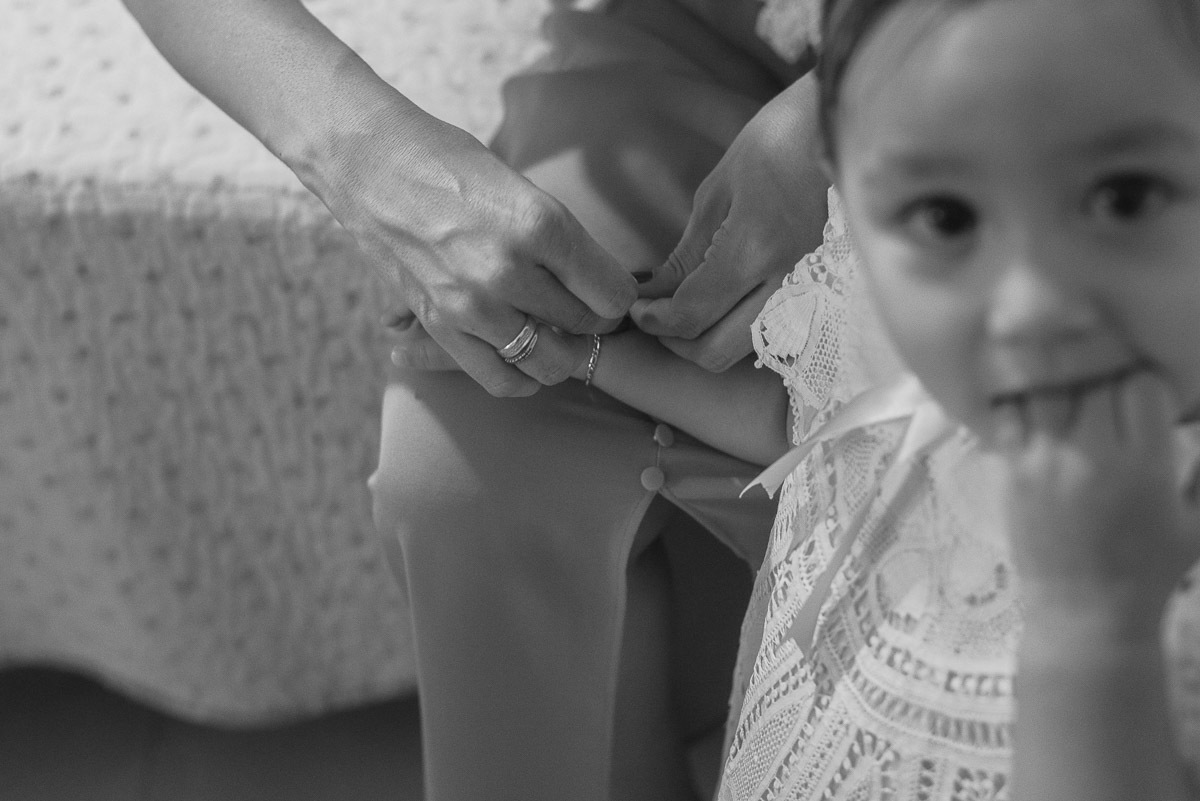 madrinha colocando pulseira em sua afilhada