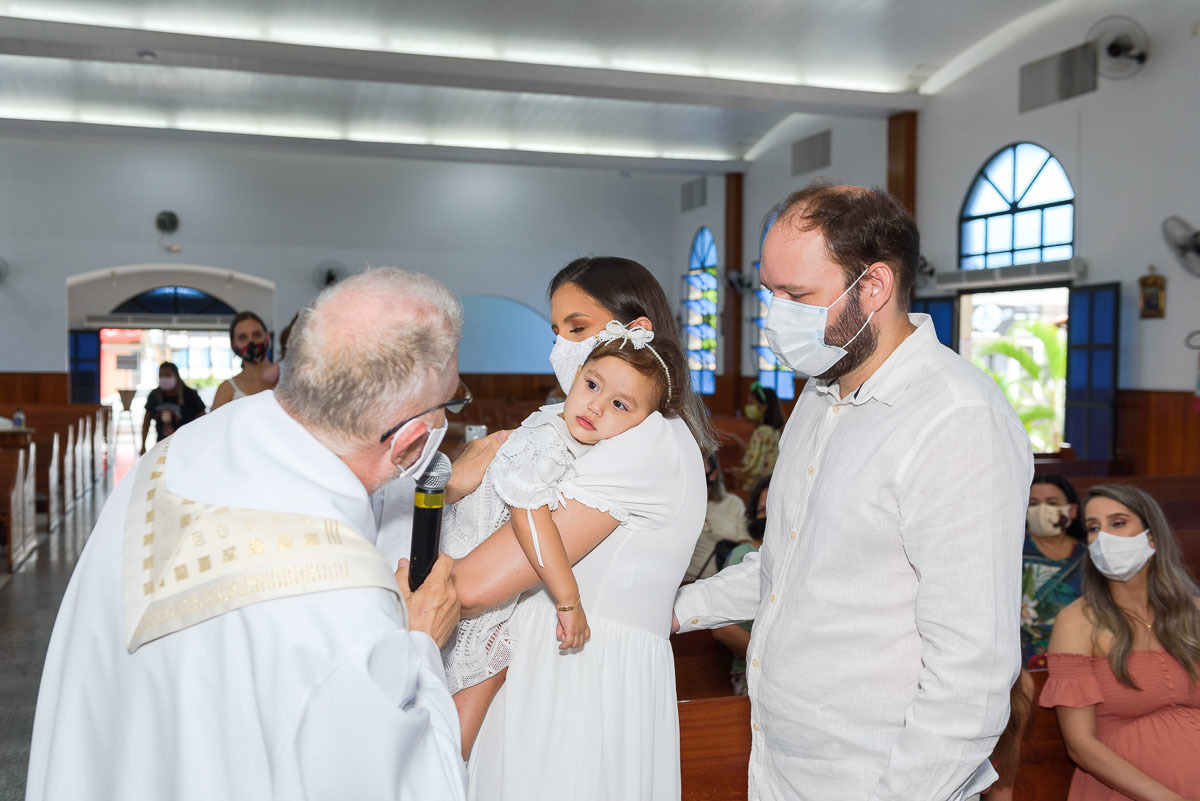 padre conversando com fiéis