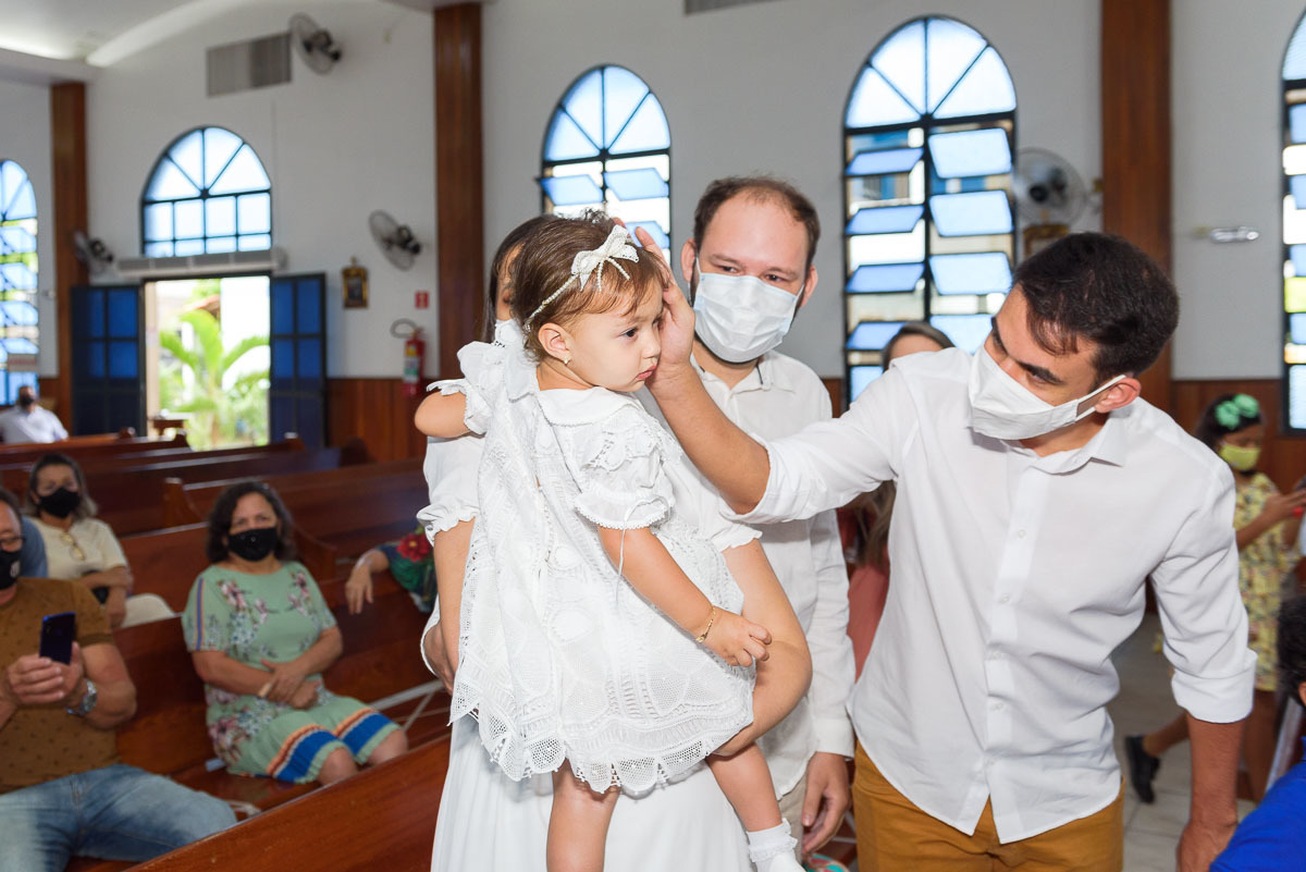 padrinho fazendo o sinal da cruz