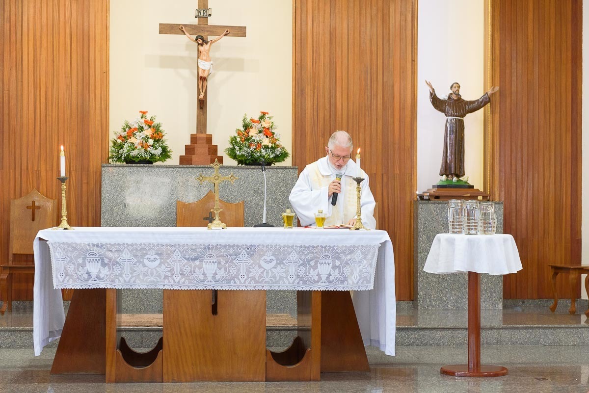 padre celebrando a missa