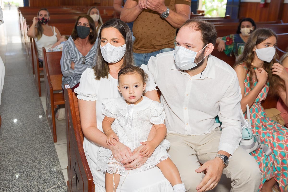 menina sentada no colo da mãe