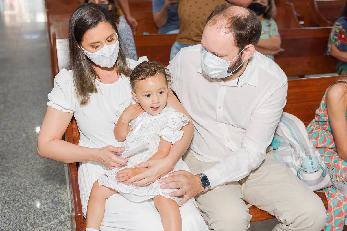 menina sentada sendo observada pelo pai