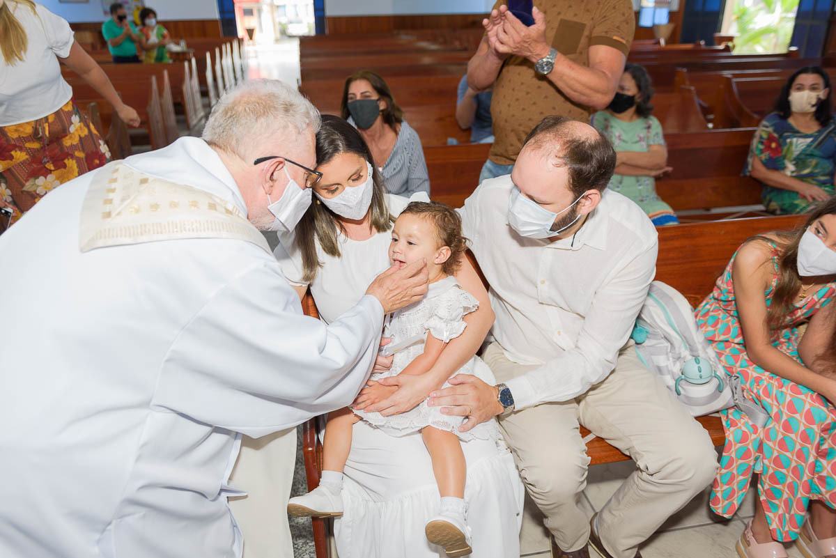 Padre realizando o rito do sal