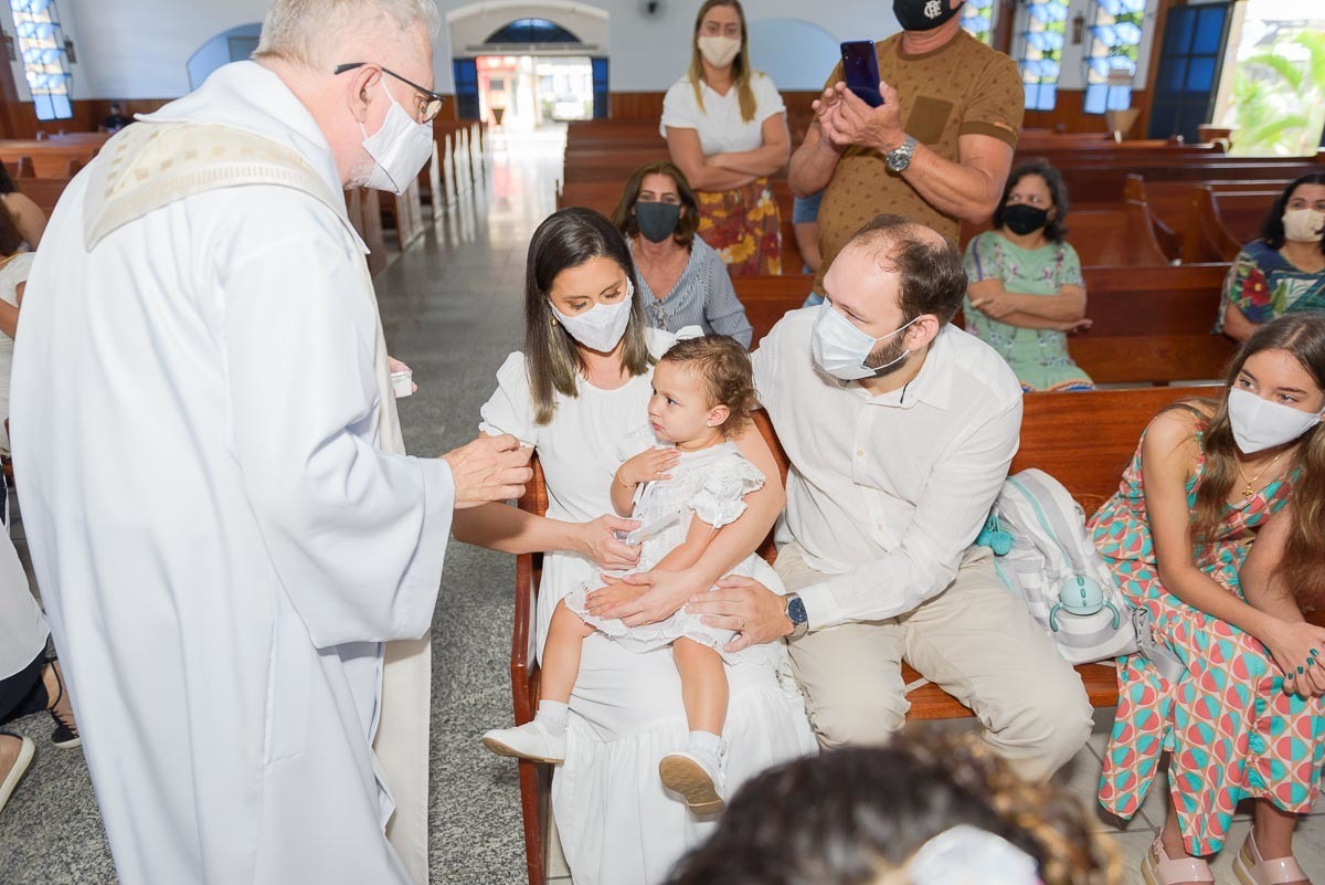 menina reagindo ao rito do sal