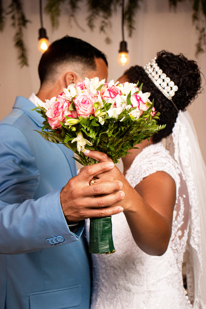 final casamento beijo noiva noivo buque sitio Três Corações - MG 