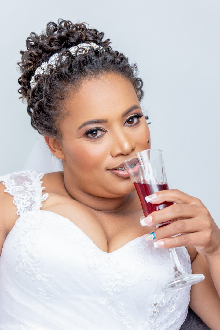 Noiva, making of vestido buque taça suco de uva casamento  Três Corações - MG