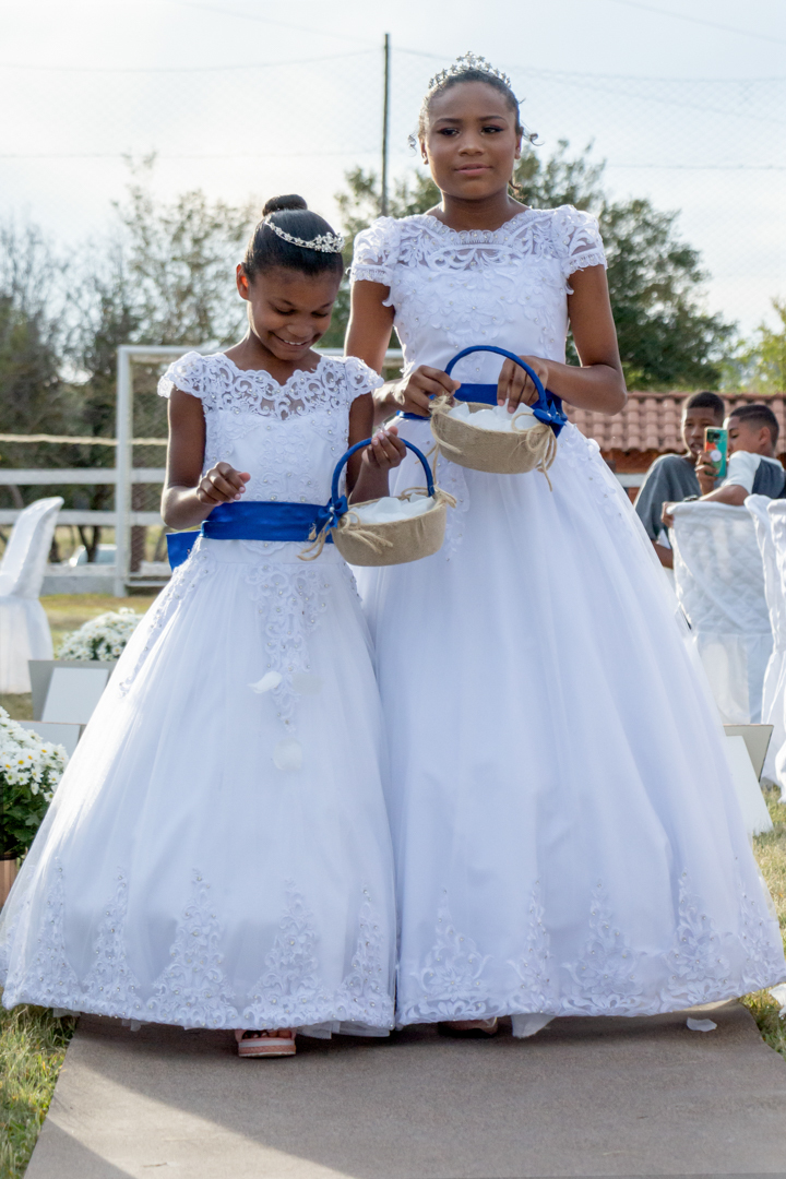 criança entrada noiva dama flores cesta sitio casamento    Três Corações - MG