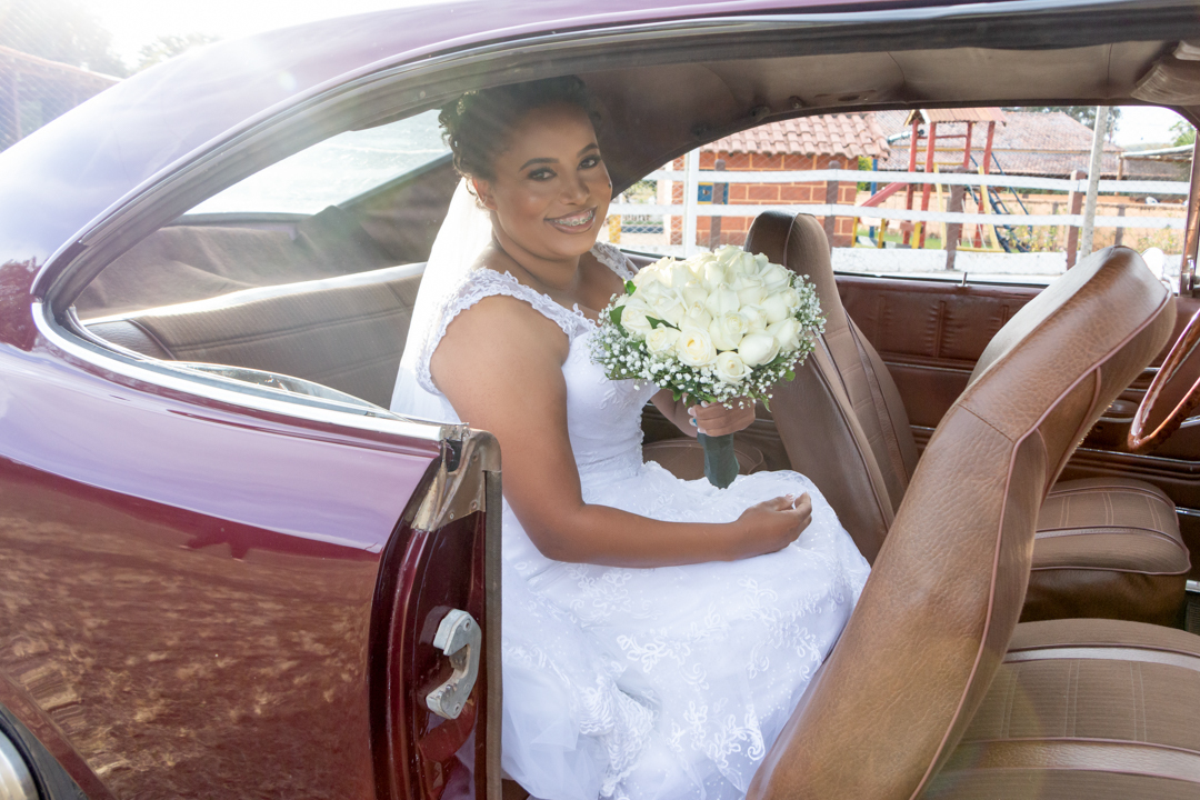 chegada noiva carro buque vestido sitio casamento  Três Corações - MG