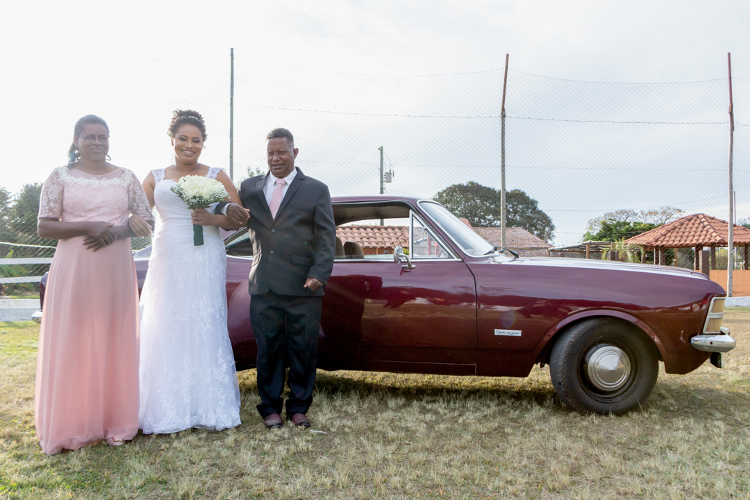 mãe pai noiva vestido carro casamento sitio  Três Corações - MG