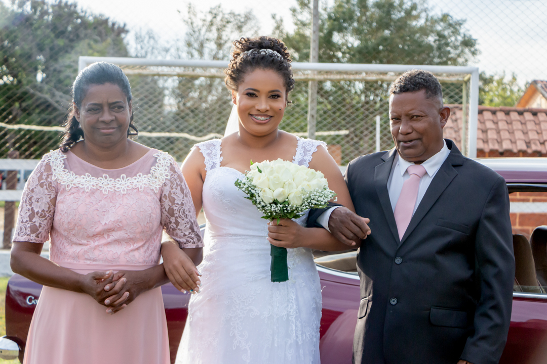 mãe pai noiva vestido carro casamento sitio  Três Corações - MG