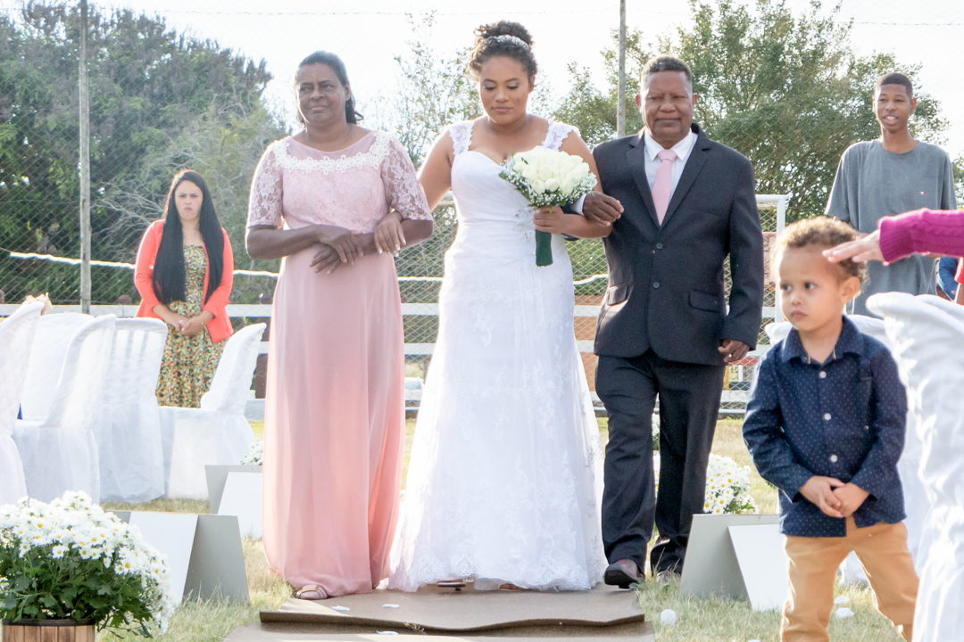 entrada noiva pai mãe  casamento sitio reação noivo ao ver noiva casamento sitio mãe pai noiva vestido carro casamento sitio  Três Corações - MG 