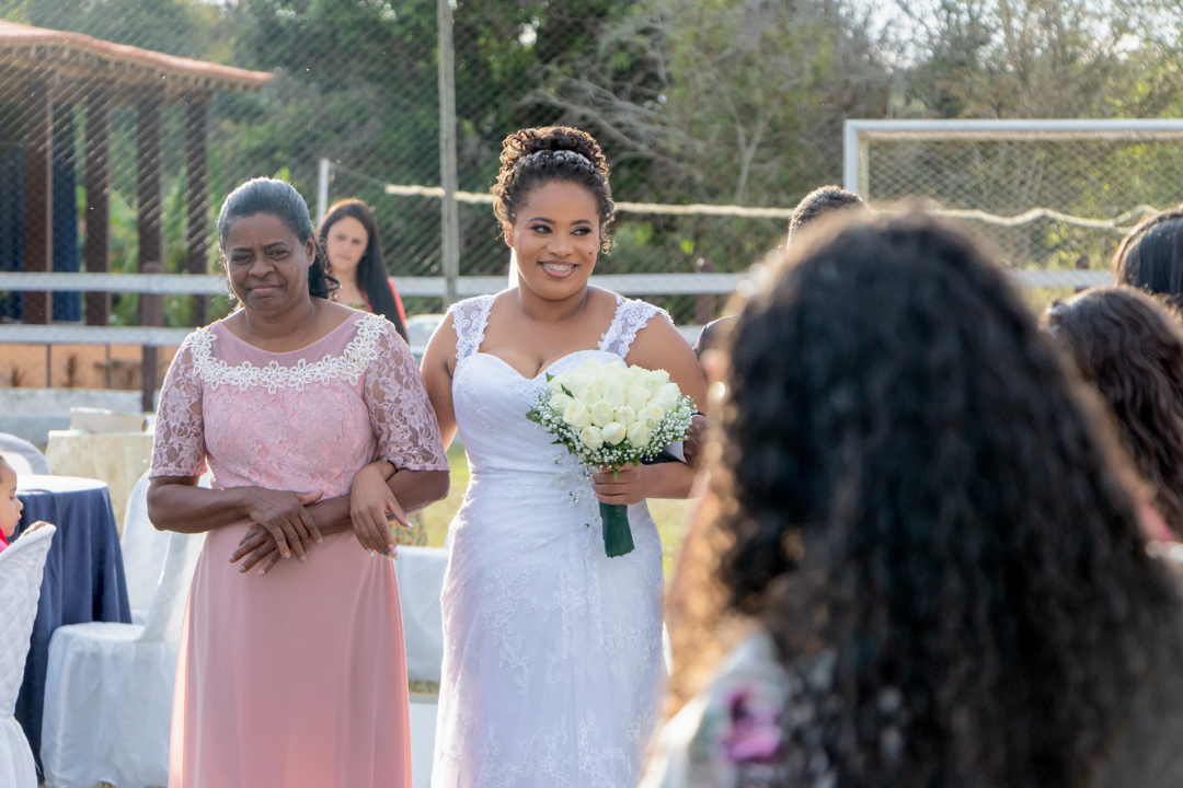 entrada noiva pai mãe  casamento sitio reação noivo ao ver noiva casamento sitio mãe  noiva vestido carro casamento sitio  Três Corações - MG 