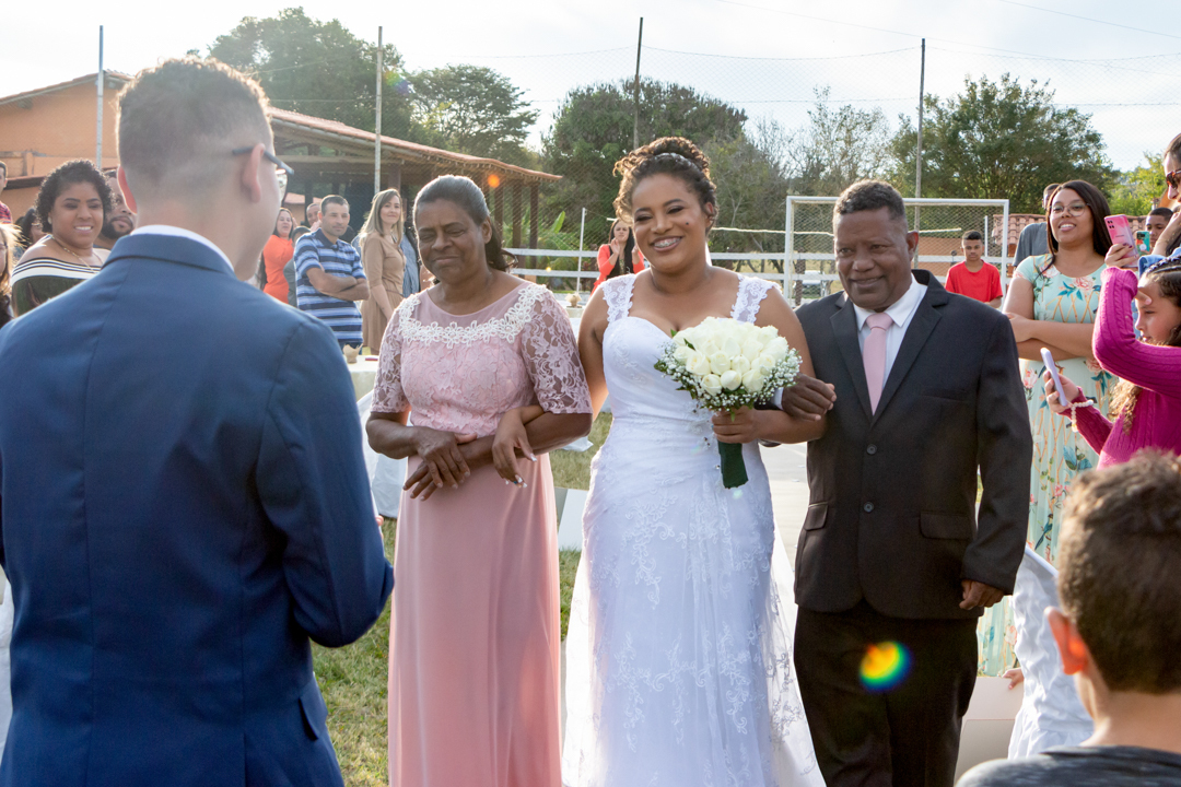 entrada noiva pai mãe  casamento sitio reação noivo ao ver noiva casamento sitio mãe pai noiva  noivo vestido carro casamento sitio  Três Corações - MG 