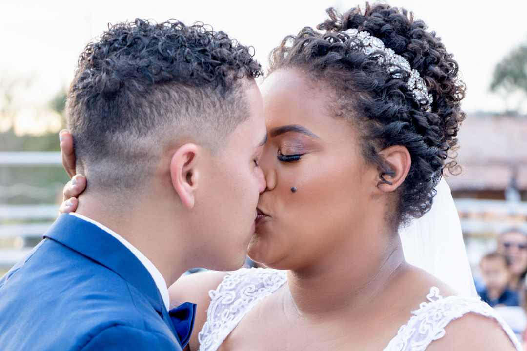 beijo noiva noivo final casamento sitio Três Corações - MG 