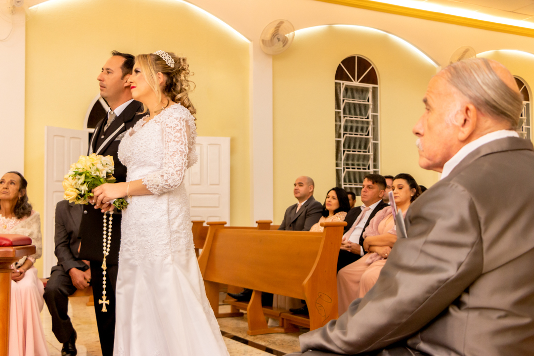 noiva noivo buque terço casamento pai padre igreja paroquia  São Gonçalo do Sapucaí - MG