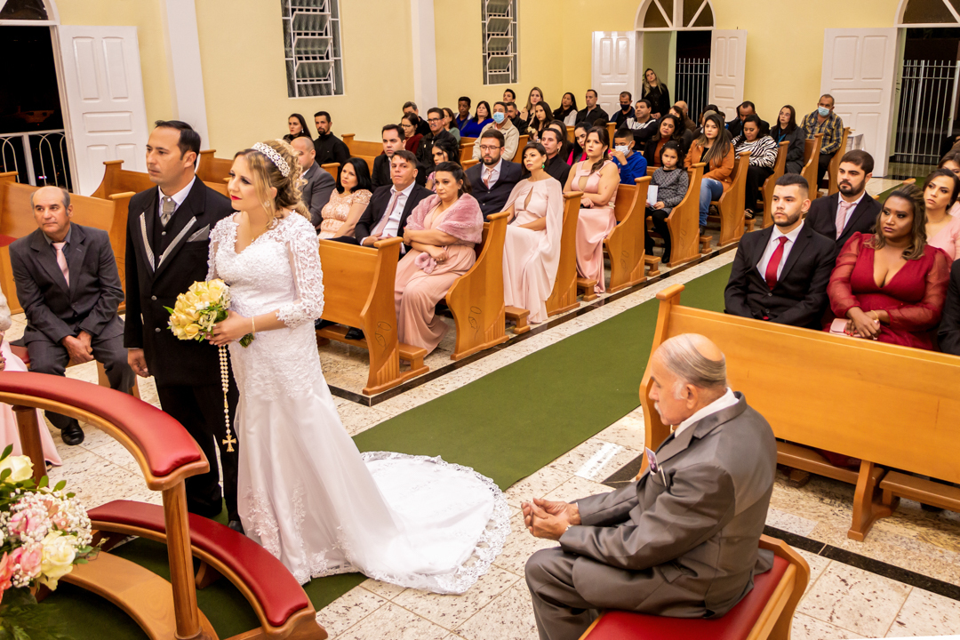 noiva noivo buque terço casamento pai padre igreja paroquia  São Gonçalo do Sapucaí - MG