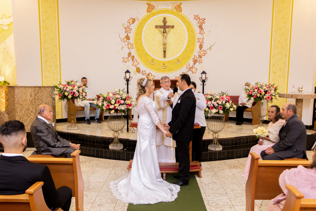 noiva noivo buque terço casamento pai padre igreja paroquia  São Gonçalo do Sapucaí - MG
