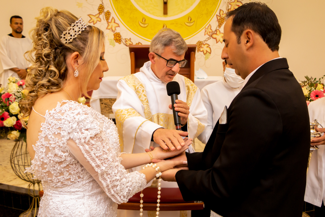 noiva noivo buque terço casamento pai padre benção alianças igreja paroquia  São Gonçalo do Sapucaí - MG