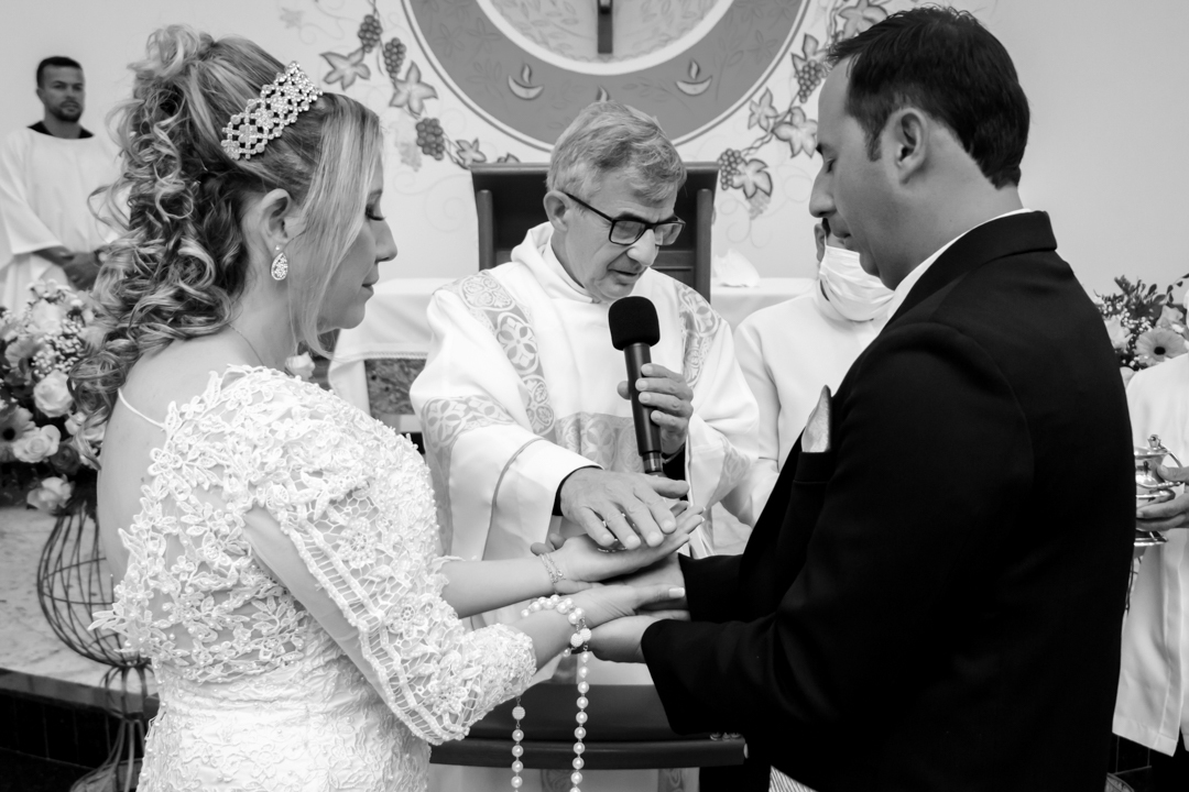 noiva noivo buque terço casamento pai padre benção alianças igreja paroquia  São Gonçalo do Sapucaí - MG