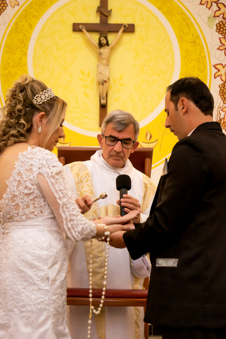 noiva noivo buque terço casamento pai padre benção alianças igreja paroquia  São Gonçalo do Sapucaí - MG