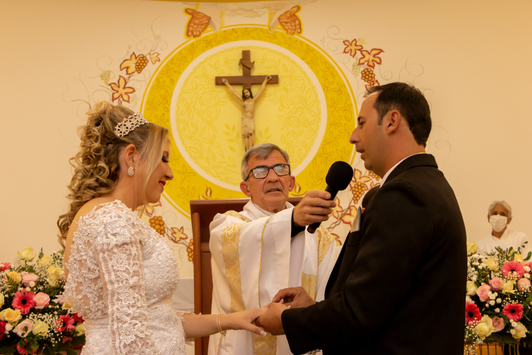 noiva noivo buque beijo alianças terço casamento pai padre benção alianças igreja paroquia  São Gonçalo do Sapucaí - MG