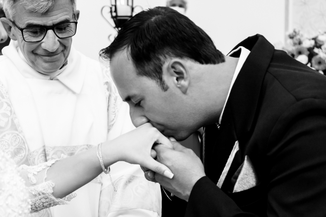 noiva noivo buque beijo alianças terço casamento pai padre benção alianças igreja paroquia  São Gonçalo do Sapucaí - MG