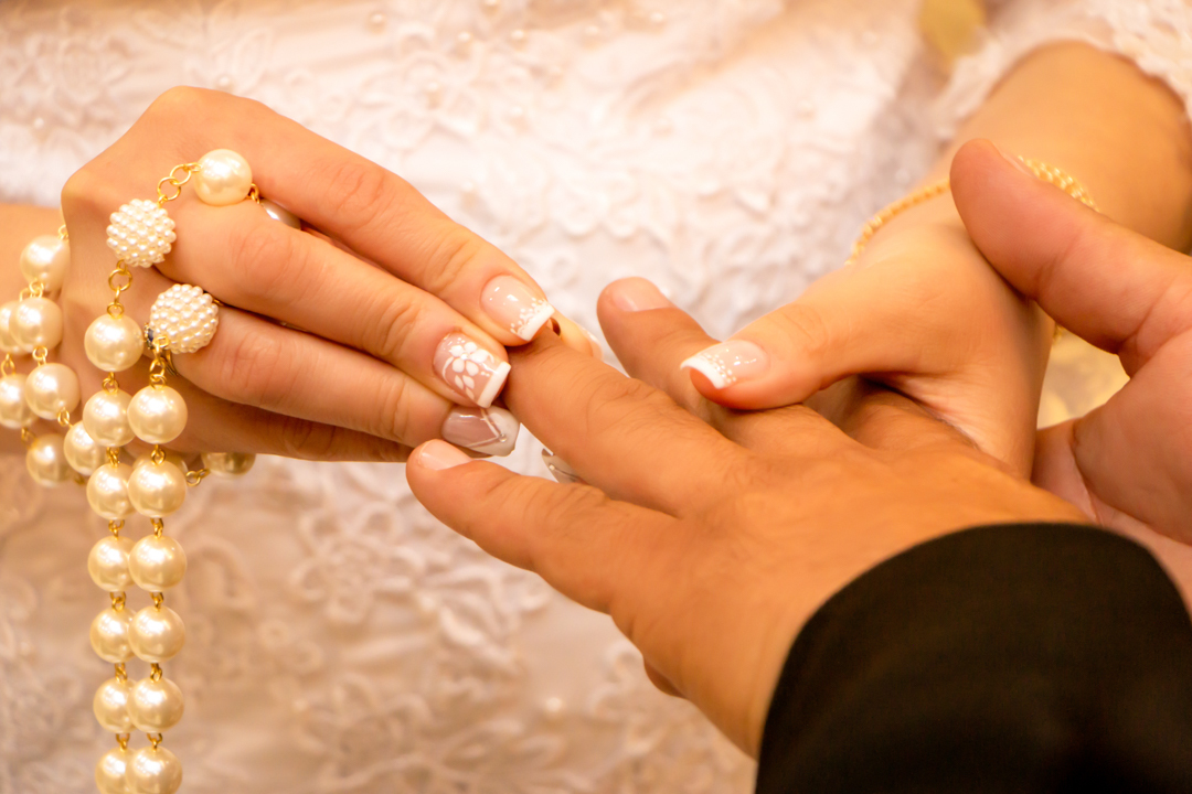 noiva noivo buque beijo alianças terço casamento pai padre benção alianças igreja paroquia  São Gonçalo do Sapucaí - MG