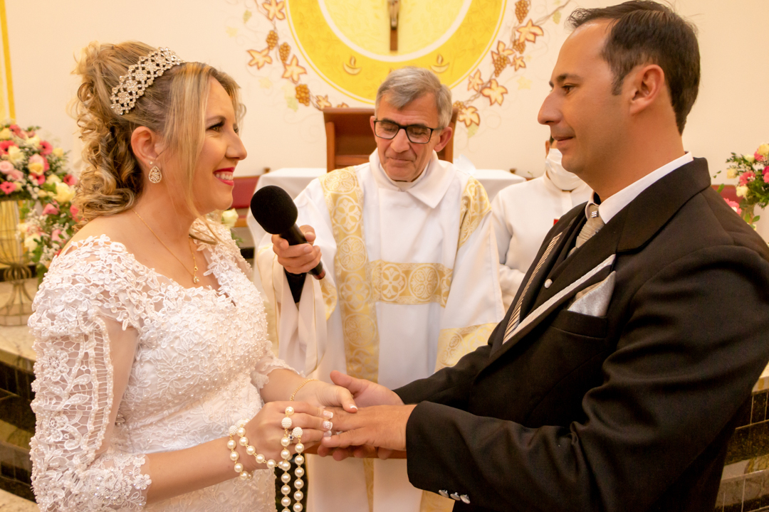 noiva noivo buque beijo alianças terço casamento pai padre benção alianças igreja paroquia  São Gonçalo do Sapucaí - MG