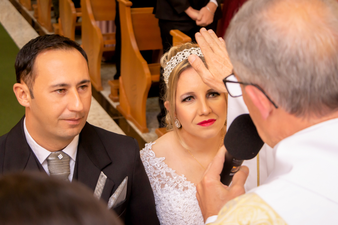 noiva noivo buque beijo alianças terço casamento pai padre benção alianças igreja paroquia  São Gonçalo do Sapucaí - MG