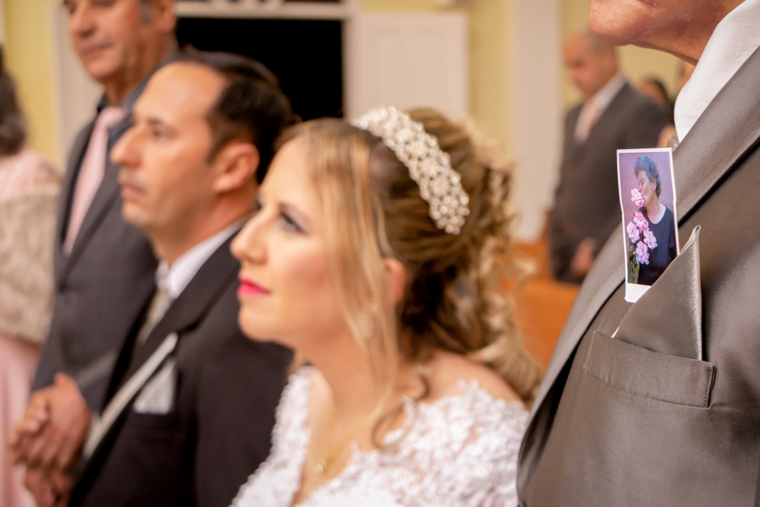 noiva noivo buque beijo alianças terço casamento pai padre benção alianças igreja paroquia  São Gonçalo do Sapucaí - MG