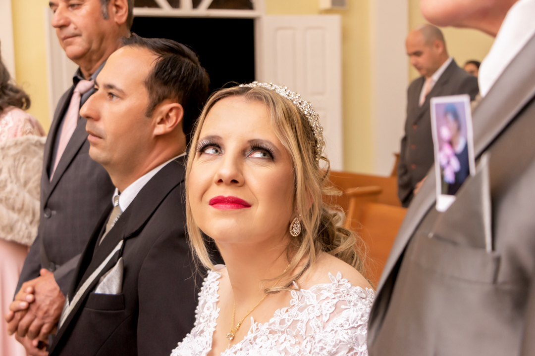 noiva noivo buque beijo alianças terço casamento pai padre benção alianças igreja paroquia  São Gonçalo do Sapucaí - MG