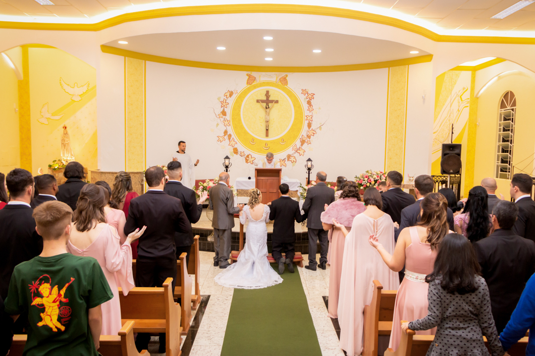 noiva noivo buque beijo alianças terço casamento pai padre benção alianças igreja paroquia  São Gonçalo do Sapucaí - MG