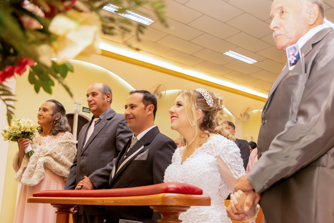 noiva noivo buque beijo alianças terço casamento pai padre benção alianças igreja paroquia  São Gonçalo do Sapucaí - MG