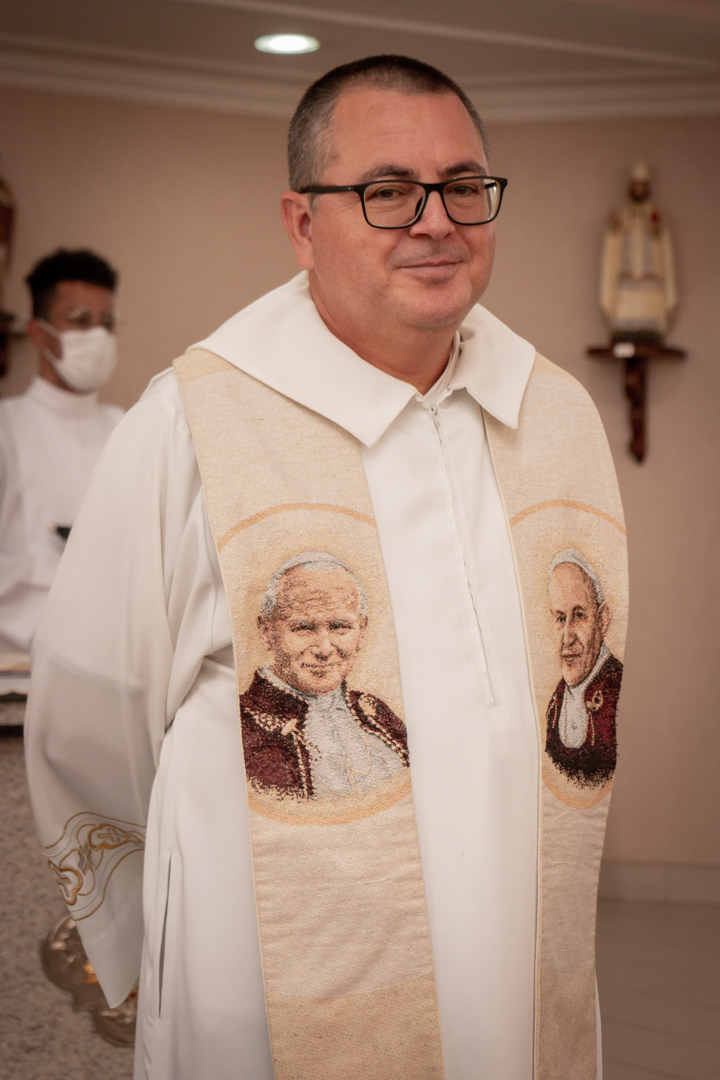 Padre igreja paroquia casamento  Três Corações - MG