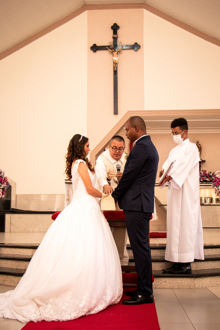  noiva noivo padre igreja paroquia casamento Três Corações - MG