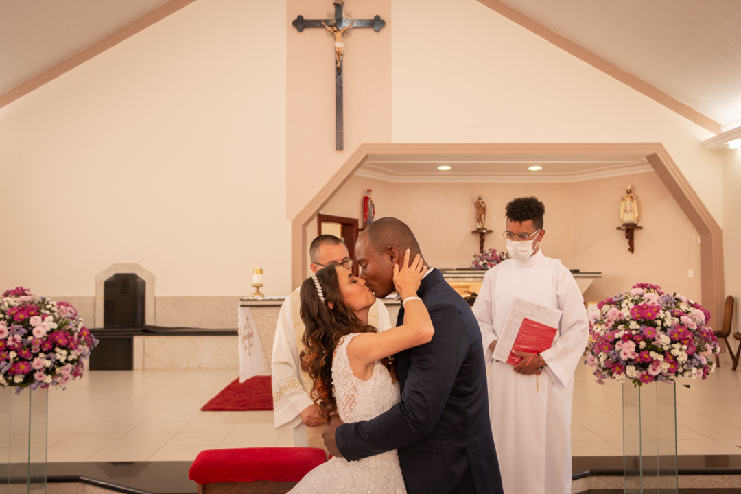  padre  beijo noiva noivo aliança casamento igreja paroquia Três Corações - MG