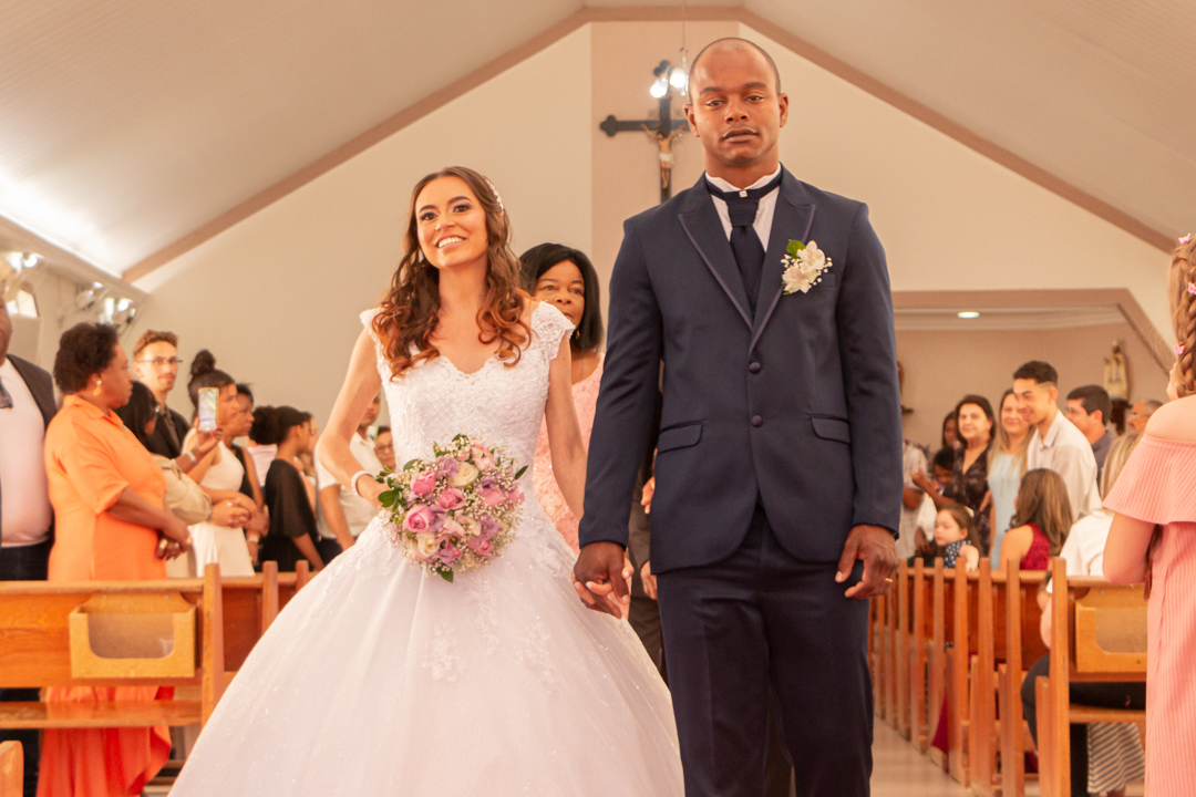 saída noiva noivo casamento igreja paroquia Três Corações - MG  