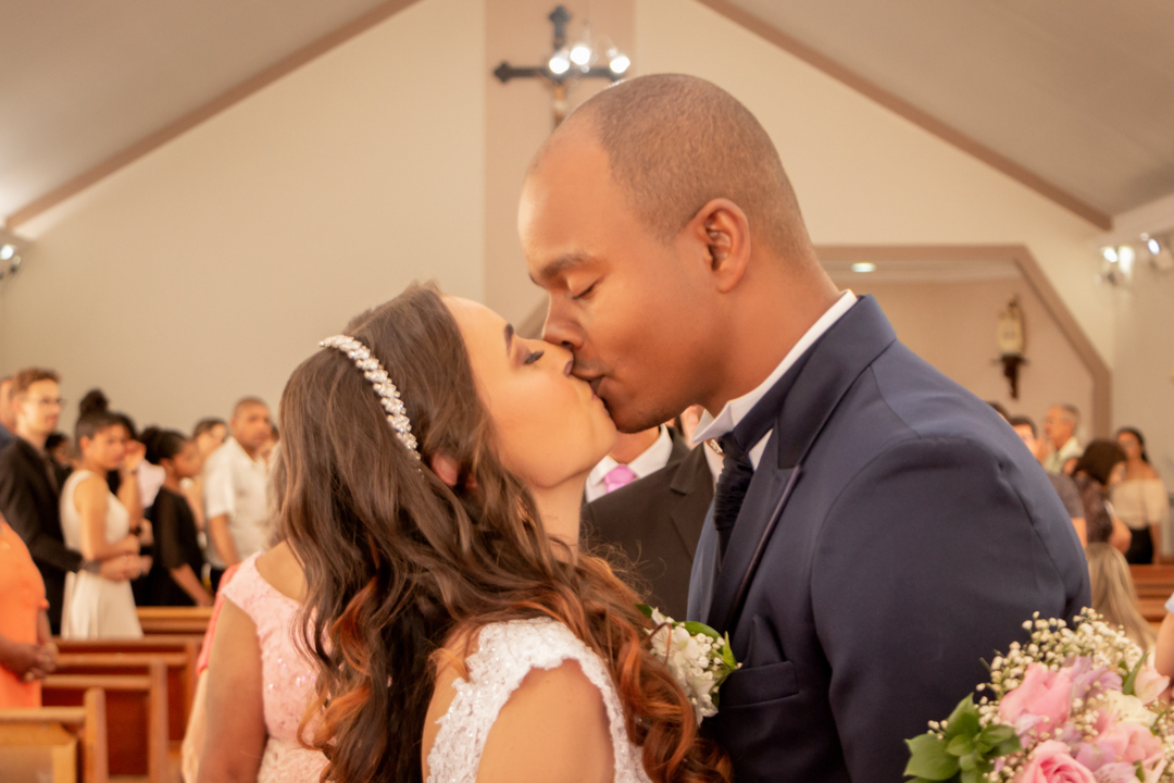 saída noiva noivo  beijo casamento igreja paroquia Três Corações - MG  