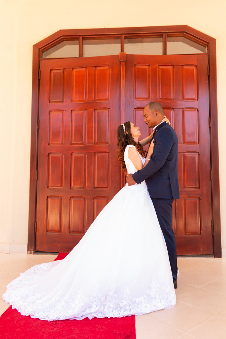 saída noiva noivo  juntos  casamento igreja paroquia Três Corações - MG  