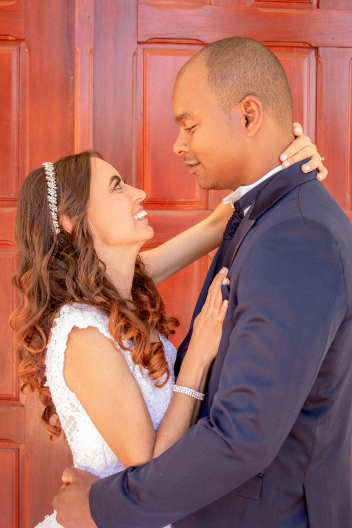 saída noiva noivo  juntos  casamento igreja paroquia Três Corações - MG  