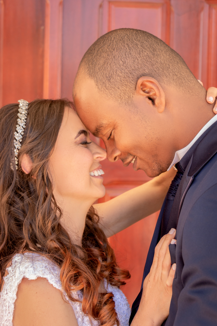 saída noiva noivo  juntos  casamento igreja paroquia Três Corações - MG  