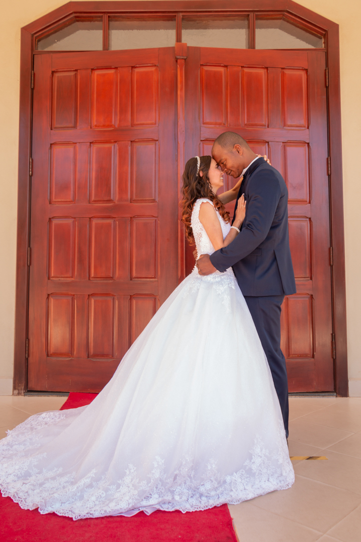 saída noiva noivo  juntos  casamento igreja paroquia Três Corações - MG  