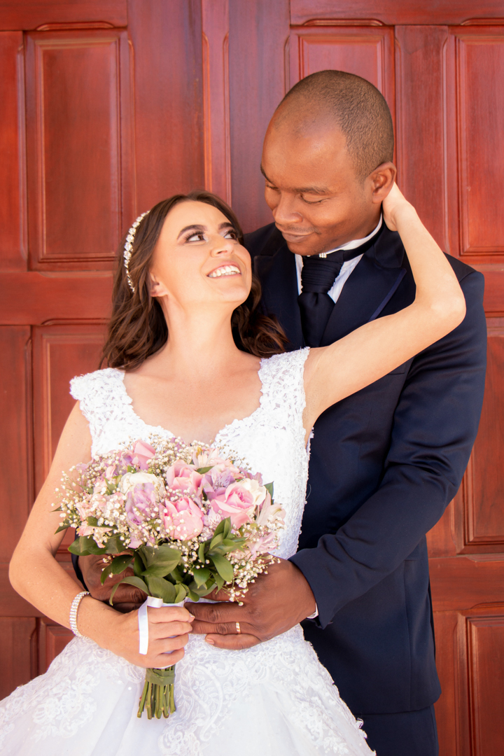 saída noiva noivo  juntos  casamento igreja paroquia Três Corações - MG  