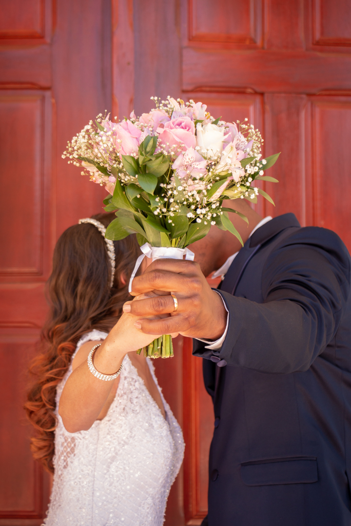 saída noiva noivo buque  juntos  casamento igreja paroquia Três Corações - MG  
