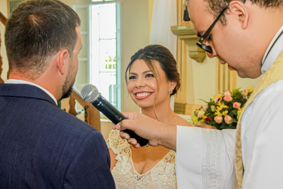 Noivo noiva felizes  casamento igreja paroquia padre azul  São Gonçalo do Sapucaí  - MG 