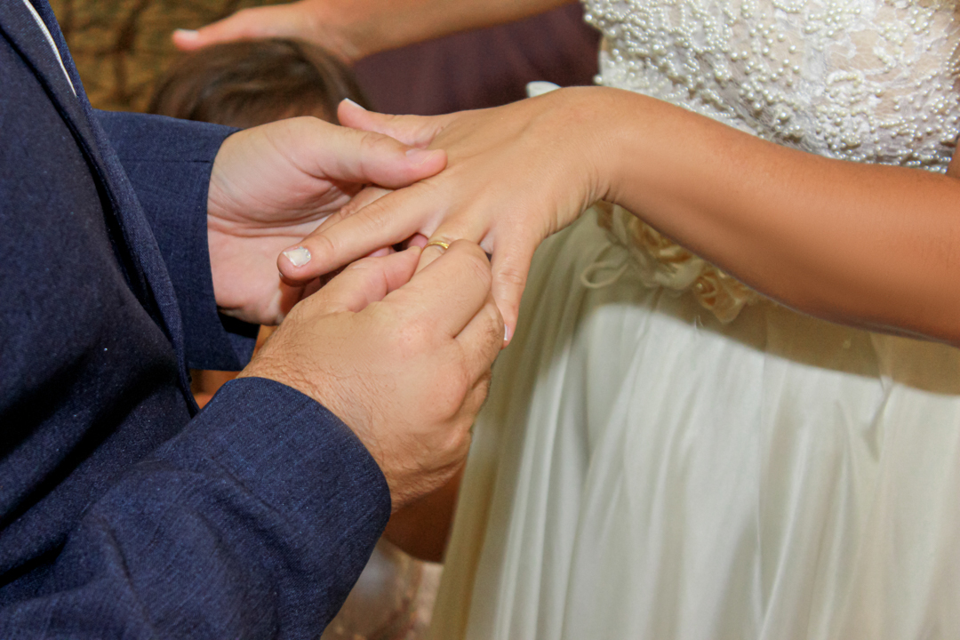 Noivo noiva felizes   aliança casamento igreja paroquia padre azul  São Gonçalo do Sapucaí  - MG 
